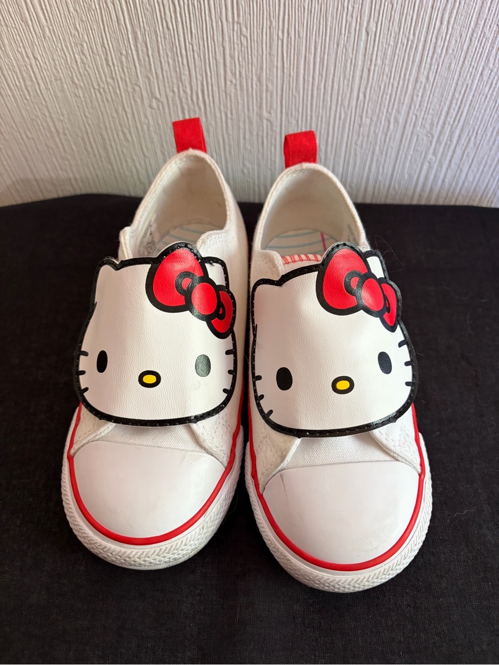 Hello Kitty x converse low top sneakers White & Red like new size 10c